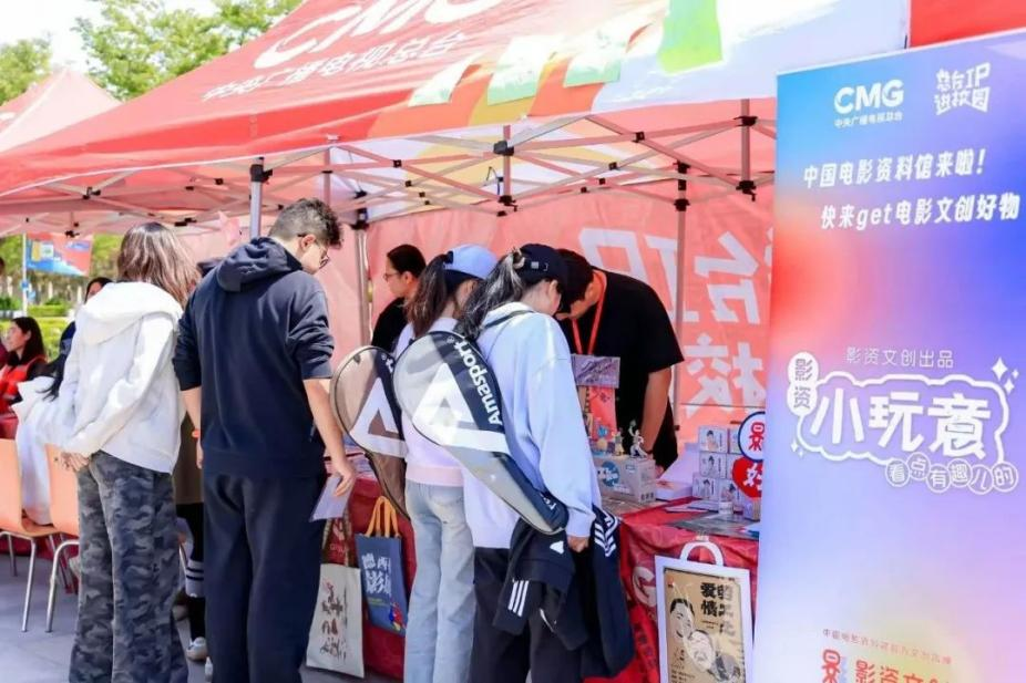 Gifts from CFA Sparks Student Enthusiasm at Universities